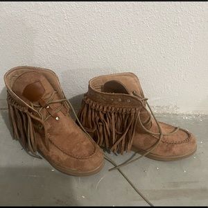 Wedge fringe shoes